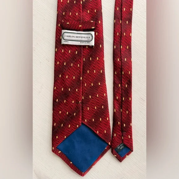 Carlos De Venezia silk necktie red background with geometric pattern in tan - Picture 2 of 5